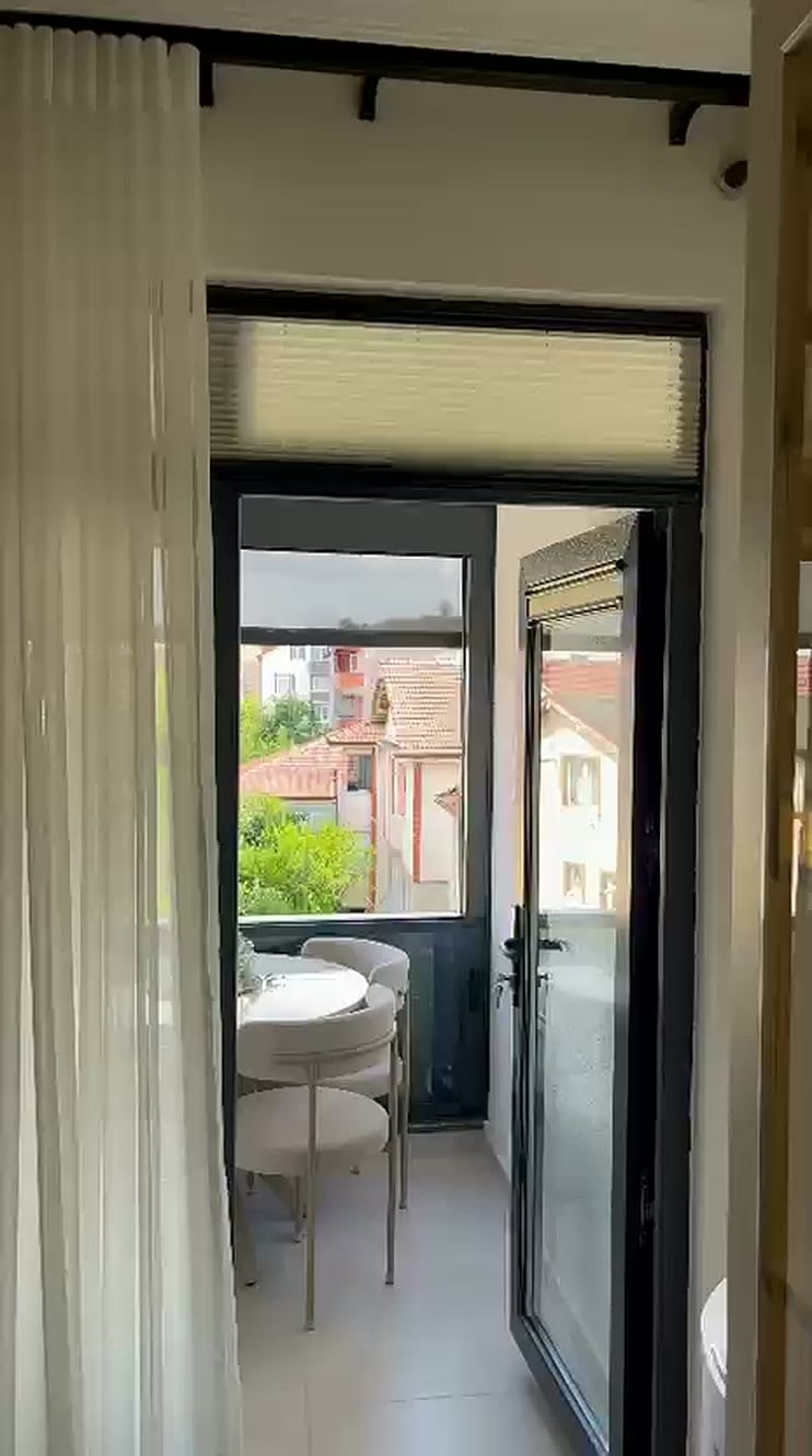 Balkon kapısında stor perde ve yanında tül