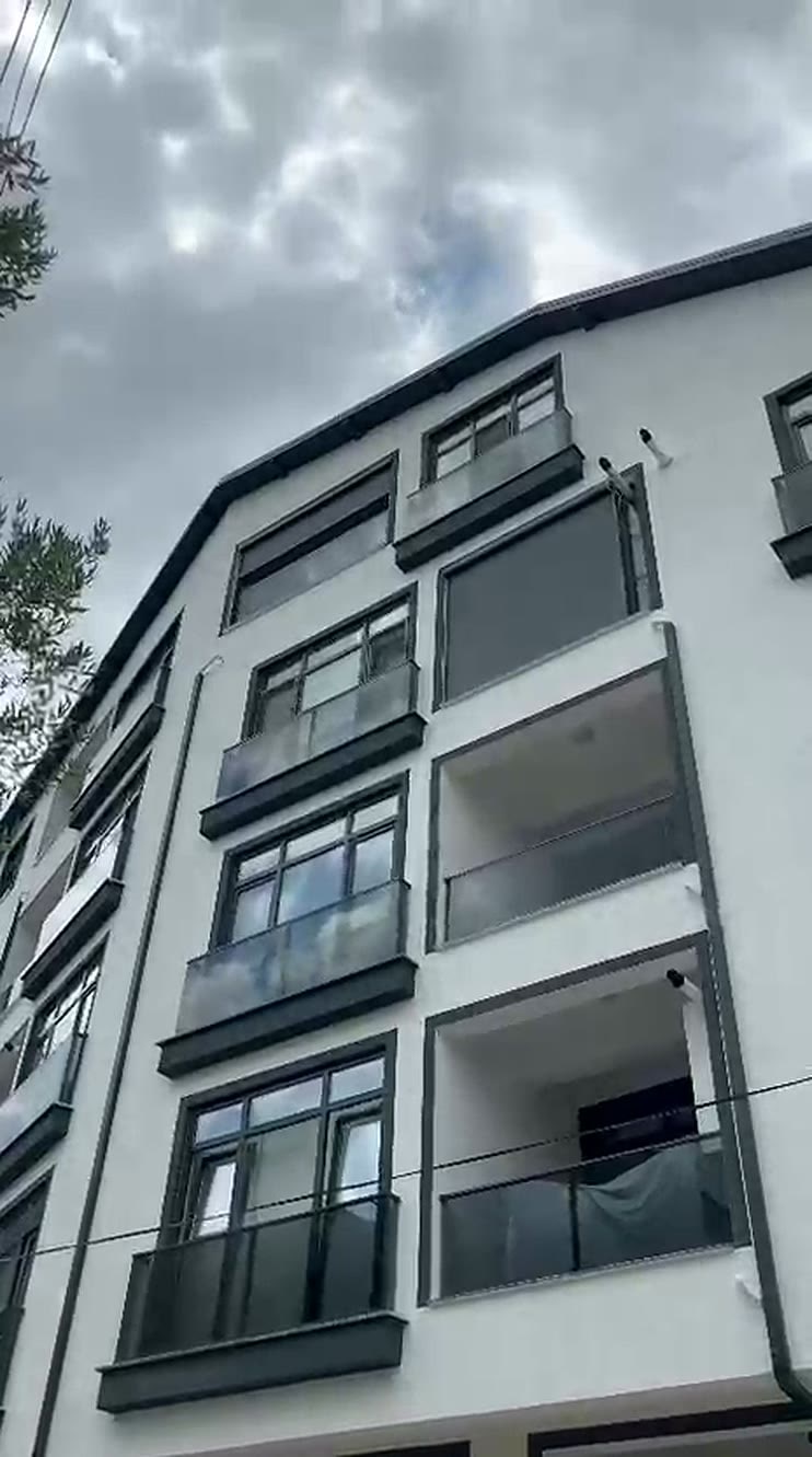 Apartman dış cephesindeki balkonlara uygulanmış zip perdeler