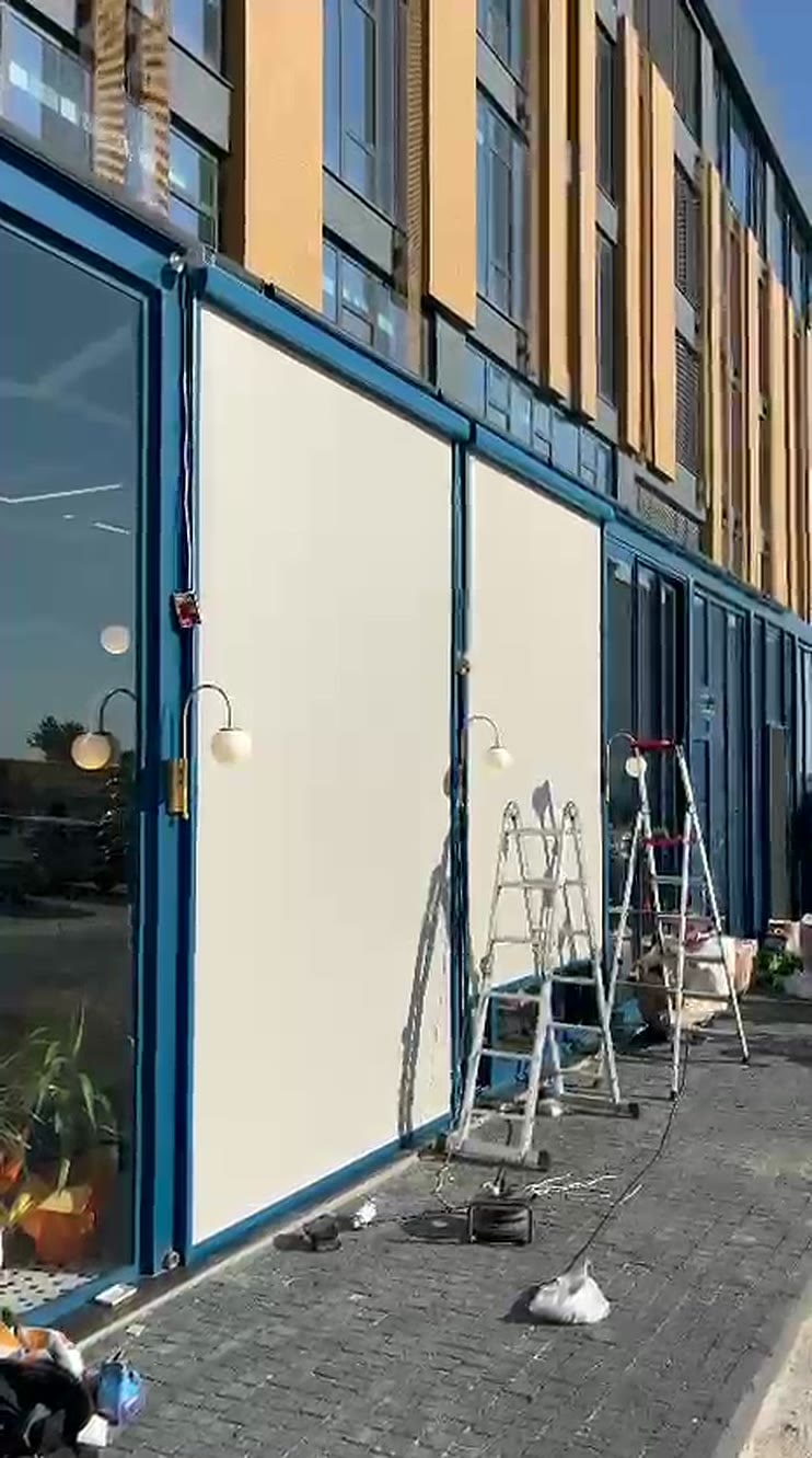 Ticari bina cephesinde devam eden zip perde montajı