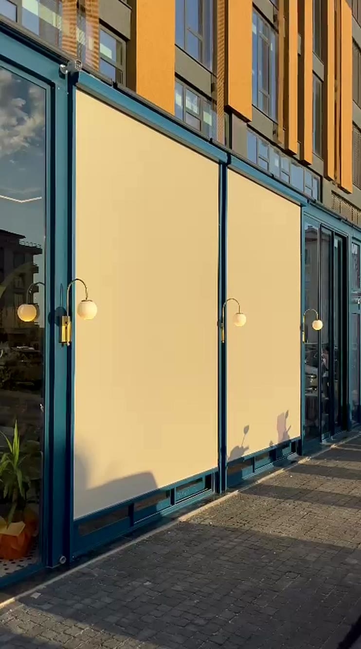 Dükkân cephesine uygulanmış sarı zip perde sistemi