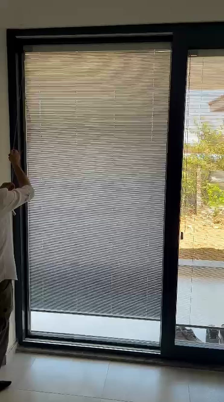 Balkon kapısına monte edilmiş plise perde