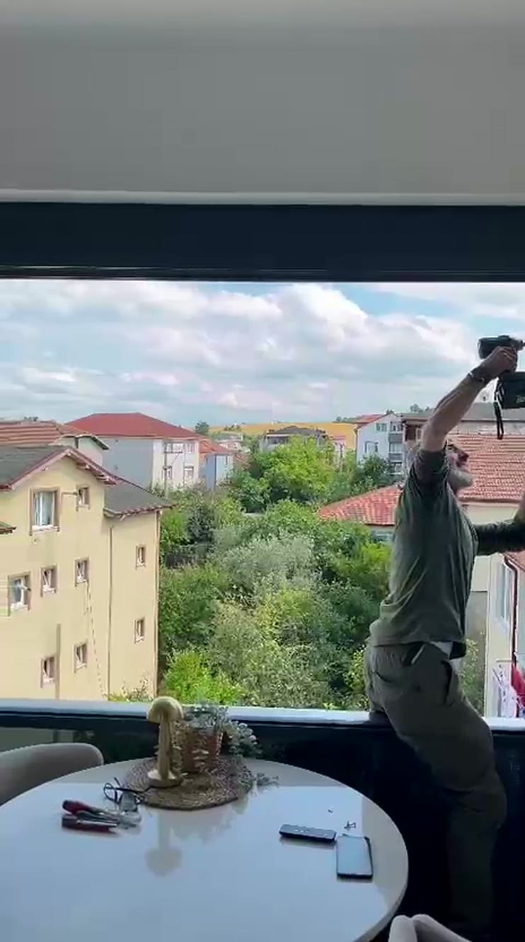 Balkonda zip perde kasetini monte eden Afraze ustası