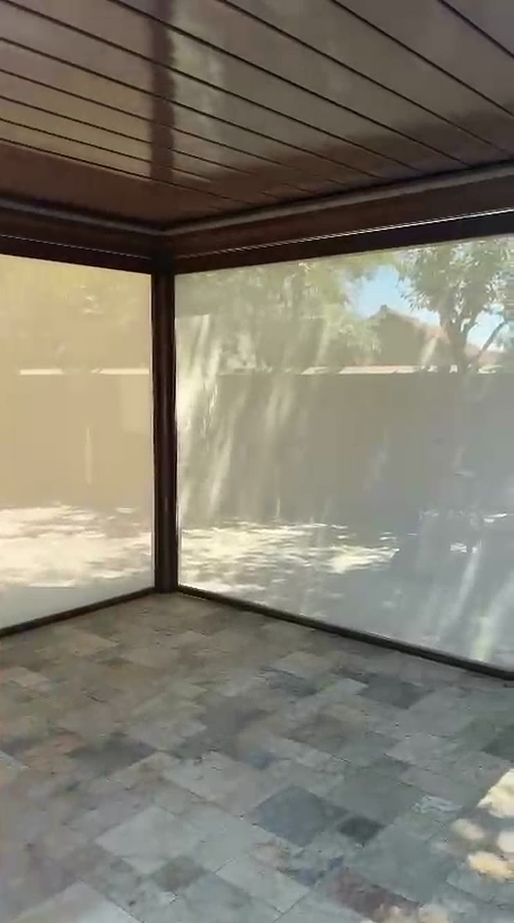 Ahşap tavanlı verandada yandan kanala kilitli zip perde